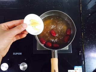 红枣桂圆鸡蛋红糖水+补血益气养颜汤,放入姜丝