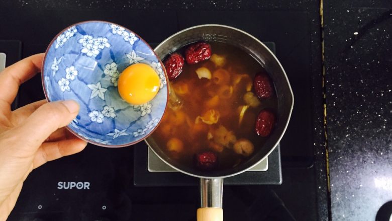 红枣桂圆鸡蛋红糖水+补血益气养颜汤,关火或是小火放入鸡蛋，不要让水翻滚，让鸡蛋受热凝固