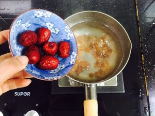 红枣桂圆鸡蛋红糖水+补血益气养颜汤,放入清洗干净的红枣