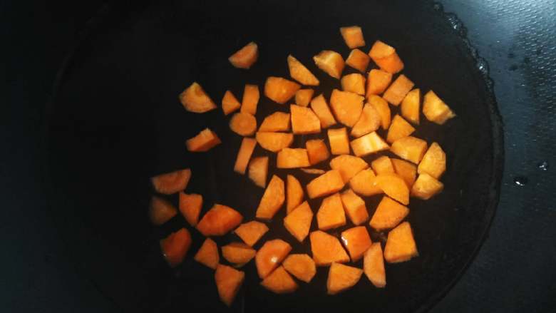  蔬菜蒸面包,将胡萝卜煮熟，捞出