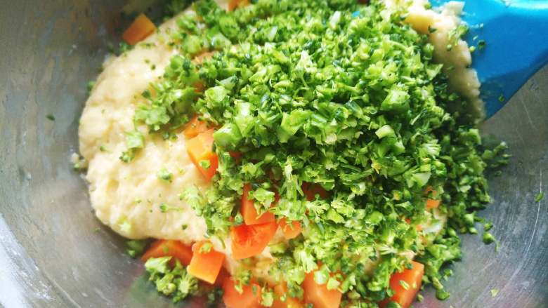  蔬菜蒸面包,加入西兰花和胡萝