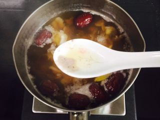 红枣桂圆鸡蛋红糖水+补血益气养颜汤,撇去浮末
