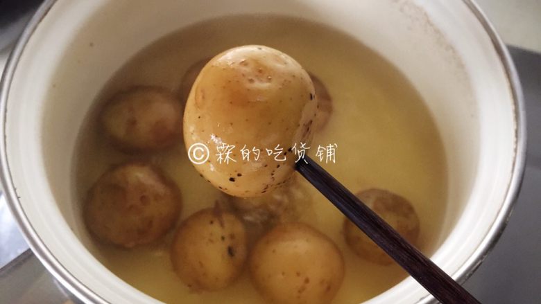 香香的黄油煎滴椒盐小土豆,要彻底煮熟，是那种拿筷子戳进去能感觉到酥烂的程度。