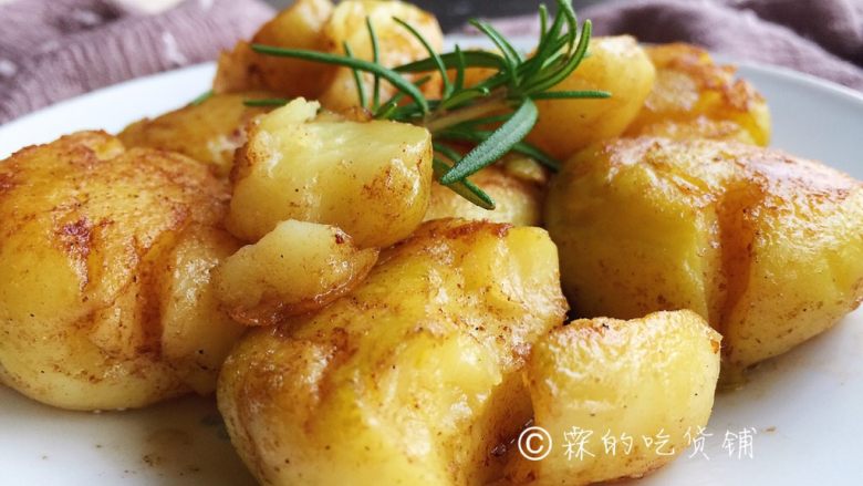 香香的黄油煎滴椒盐小土豆,两面都变金黄，就可以出锅了。