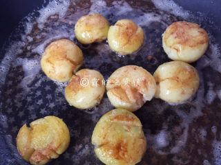 香香的黄油煎滴椒盐小土豆,等一面煎至金黄，翻面。