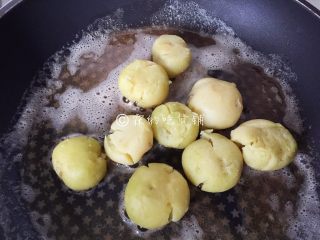 香香的黄油煎滴椒盐小土豆,熔化后把土豆放入，小火煎。