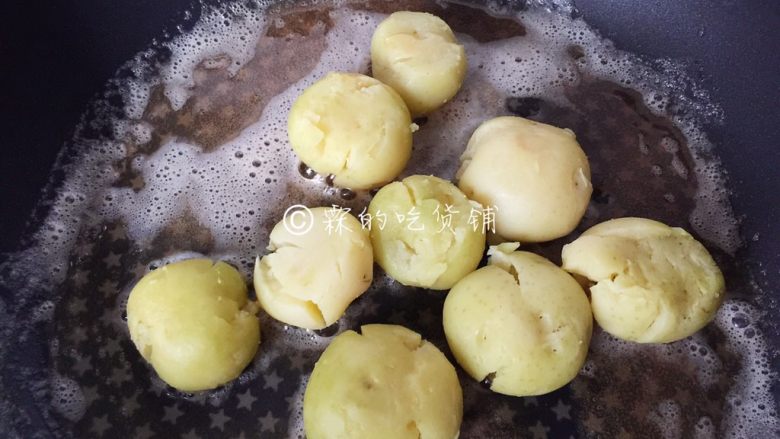 香香的黄油煎滴椒盐小土豆,熔化后把土豆放入，小火煎。