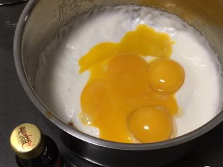葡萄酸奶蛋糕,玉米油和酸奶配合，加盐用打蛋器低速搅拌均匀。