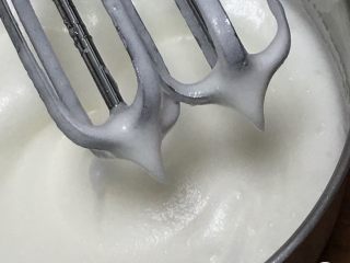 葡萄酸奶蛋糕,蛋白中加入柠檬汁，用打蛋器搅打30圈，加入细砂糖30克，继续搅打50圈。