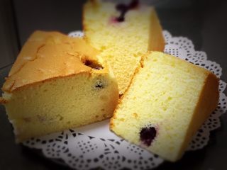 葡萄酸奶蛋糕,切开蛋糕，紫葡萄融化于蛋糕中，酸酸甜甜的味道回味无穷。