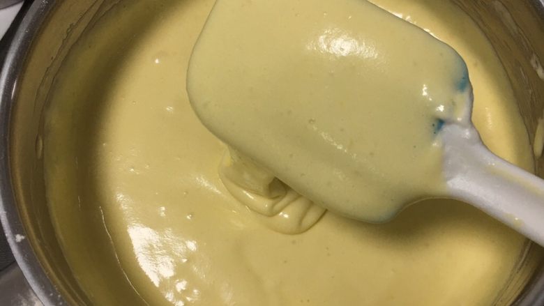 葡萄酸奶蛋糕,用翻拌的手法拌匀蛋糕糊。
