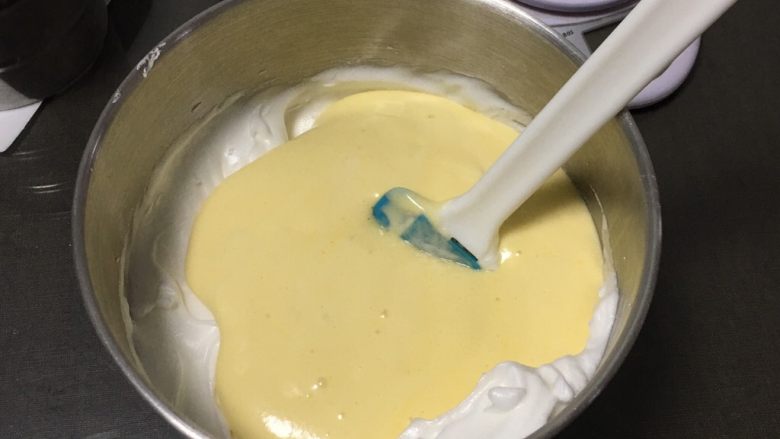 葡萄酸奶蛋糕,翻拌好的蛋糕糊倒回蛋白中，继续翻拌50次左右。