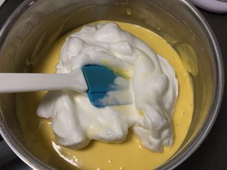 葡萄酸奶蛋糕,取三分之一的蛋白进蛋黄糊中。