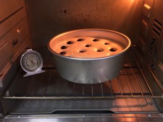 葡萄酸奶蛋糕,事先烤箱预热至150度，模具送入烤箱烤制40分钟。