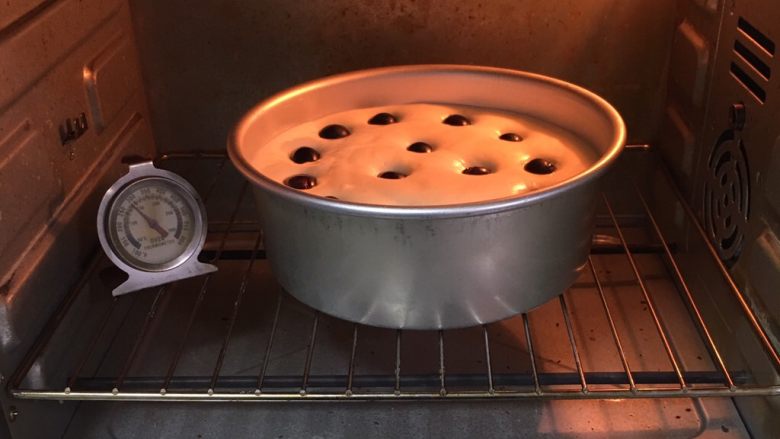 葡萄酸奶蛋糕,事先烤箱预热至150度，模具送入烤箱烤制40分钟。