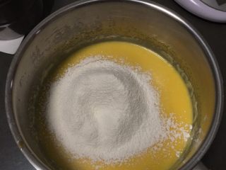 葡萄酸奶蛋糕,过筛低筋粉，也用打蛋器低速搅拌均至糊状。