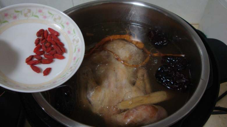 韩国参鸡汤,取出葱姜，撒入枸杞，等膨胀开来即可出锅