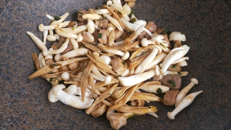 莜面窝窝（莜面栲栳栳）,然后把黄花菜和白玉菇倒进去翻炒