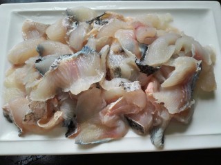 酸菜鱼,将鱼从尾部片成薄片备用