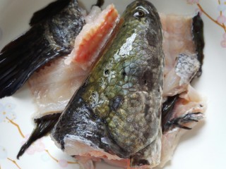 酸菜鱼,鱼骨切成段和鱼头一起洗净备用