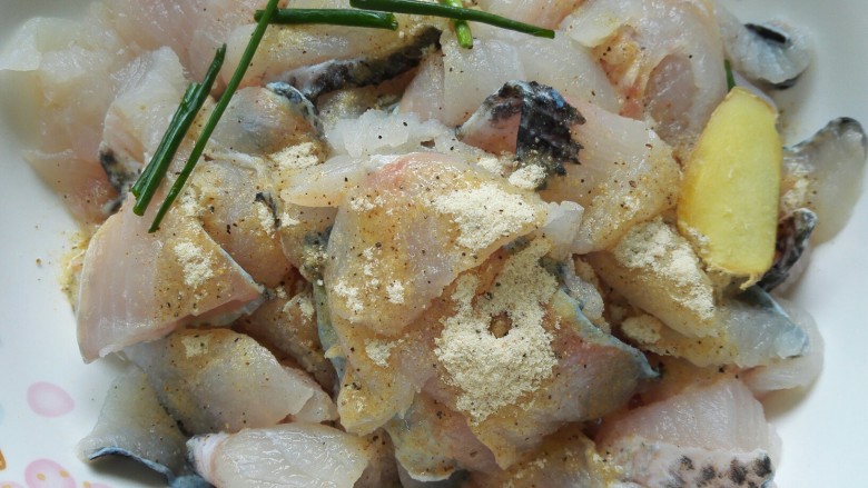 酸菜鱼,放入料包里的腌鱼料包腌制鱼
