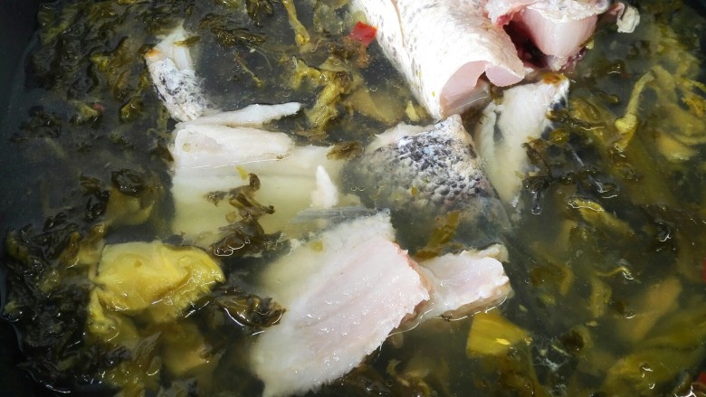 酸菜鱼,水沸腾后加入鱼头鱼尾