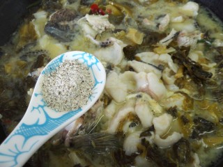 酸菜鱼,加入一勺调料包中的调料和适量盐调味