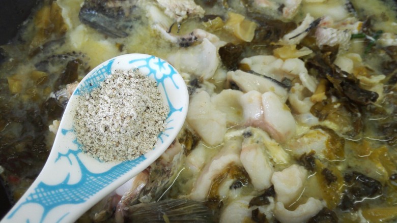 酸菜鱼,加入一勺调料包中的调料和适量盐调味