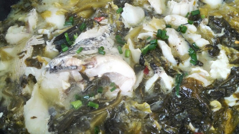 酸菜鱼,鱼片焯熟撒上适量葱花即可出锅