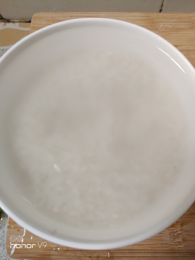 沙丁鱼粥,用水泡半个钟，放在旁边备用。