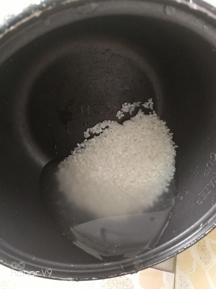 沙丁鱼粥,洗米，把泡好的米放在电饭锅洗