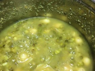 消暑滋补 莲子百合绿豆汤,煮至绿豆开花百合破烂时，加入冰糖即可食用。
