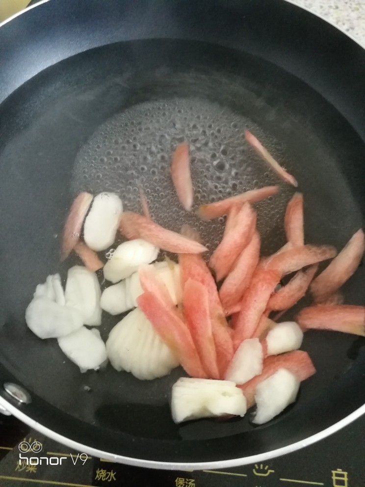 笑脸草菇炒鸡虾肉,沸腾时下马蹄和红萝卜焯水