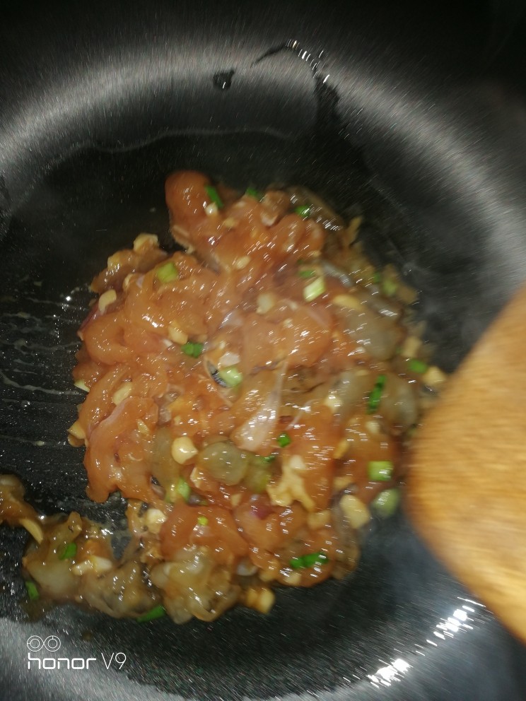 笑脸草菇炒鸡虾肉,放入刚腌制虾和鸡肉，快速翻炒，防止粘锅。