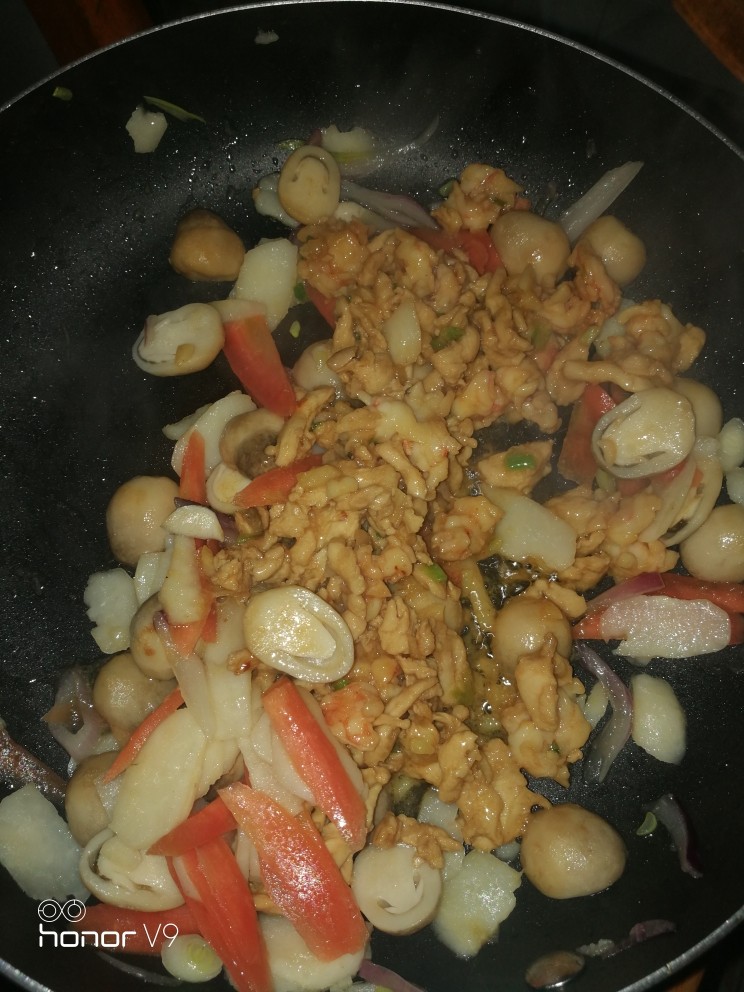 笑脸草菇炒鸡虾肉,这时可以下刚刚装盘备用的虾和鸡肉，混合炒。