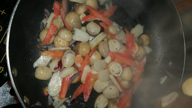 笑脸草菇炒鸡虾肉,加入草菇，马蹄，胡萝卜，翻炒几下。