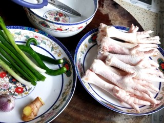 香卤鸡爪,准备好食料:冰冻鸡爪500g，青椒2个，红辣椒4个，蒜一个，姜一截，葱花少许。剪刀一把。