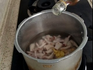 香卤鸡爪,把洗净的鸡爪放入锅中，加入清水，放入拍碎的姜，两勺料酒