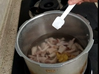 香卤鸡爪,再放入2勺盐，加入的清水盖过鸡爪2-3厘米即可