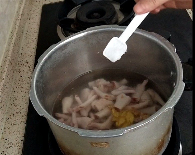 香卤鸡爪,再放入2勺盐，加入的清水盖过鸡爪2-3厘米即可