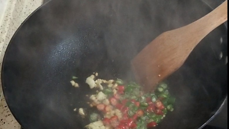 香卤鸡爪,起锅放入油、蒜末、青椒、红辣椒煸炒