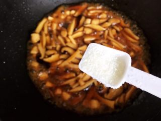 蚝油双菇仙贝丁,待锅内汤汁差不多收紧，加一小勺细砂糖