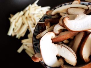 蚝油双菇仙贝丁,下鲜香菇