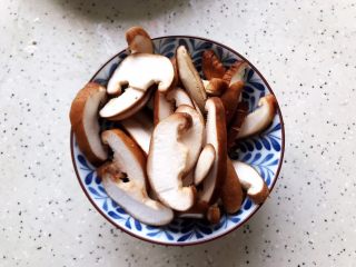蚝油双菇仙贝丁,鲜香菇去蒂洗净之后切成薄片