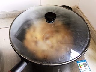 蚝油双菇仙贝丁,盖上锅盖，转中小火焖煮2.3分钟