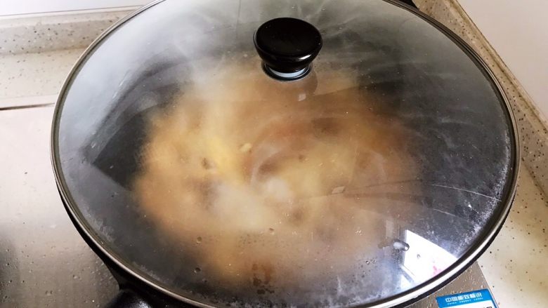 蚝油双菇仙贝丁,盖上锅盖，转中小火焖煮2.3分钟