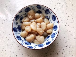 蚝油双菇仙贝丁,抓均匀，腌制备用