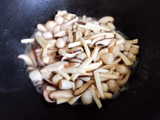 蚝油双菇仙贝丁,翻炒均匀