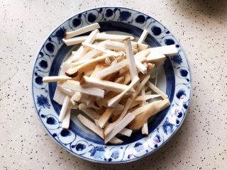 蚝油双菇仙贝丁,杏鲍菇洗净之后切成丝