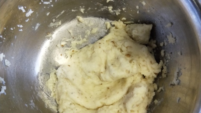 麻薯,用电动打蛋器搅打至如图的团状